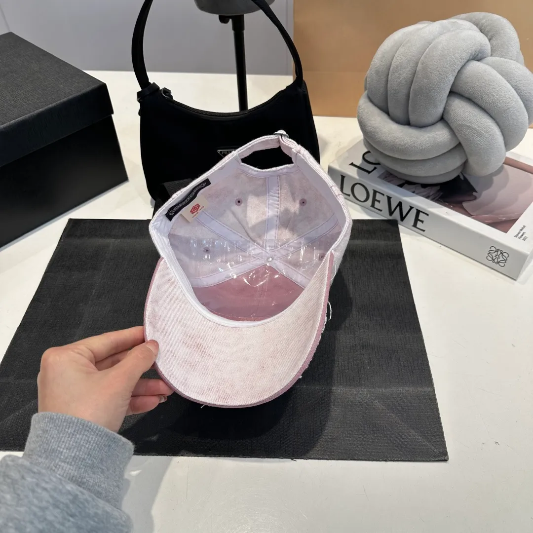 P60 Crow Heart 🆕🆕New baseball cap, stylish and classic cross logo, casual with a cool feeling, unisex style, same style for men and women! Very easy to match! Head circumference: 56-58cm is available